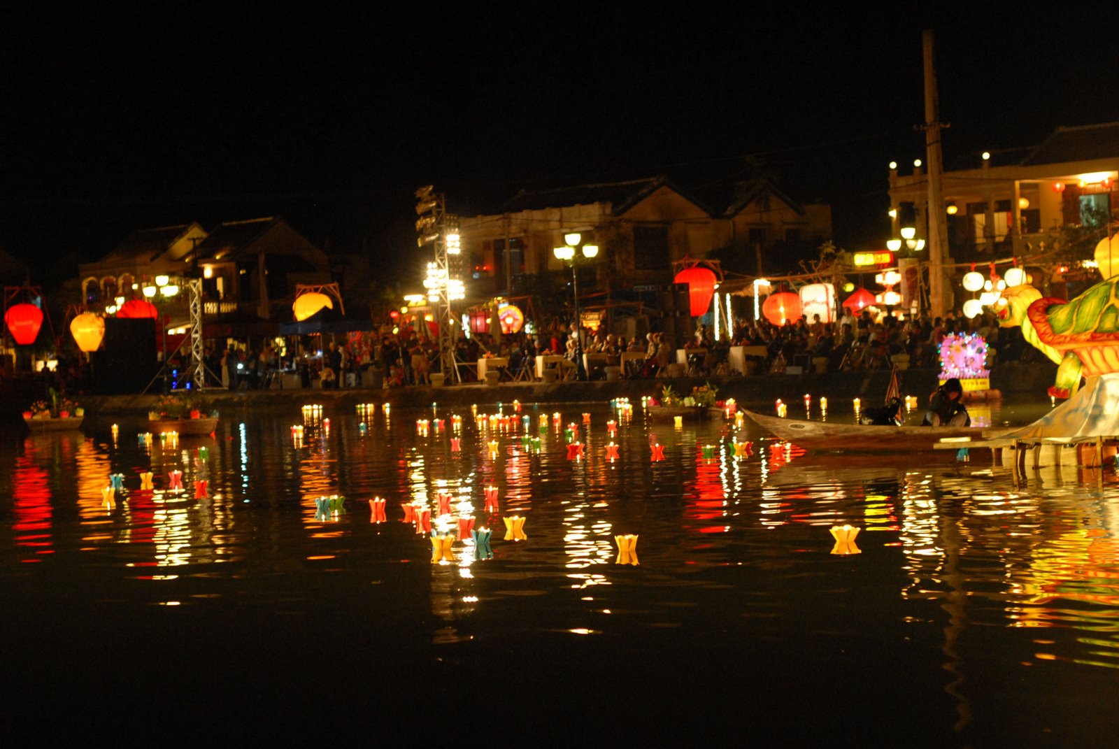 flower garlands and coloured lanterns on Hoai river_source disanquangnam.vn