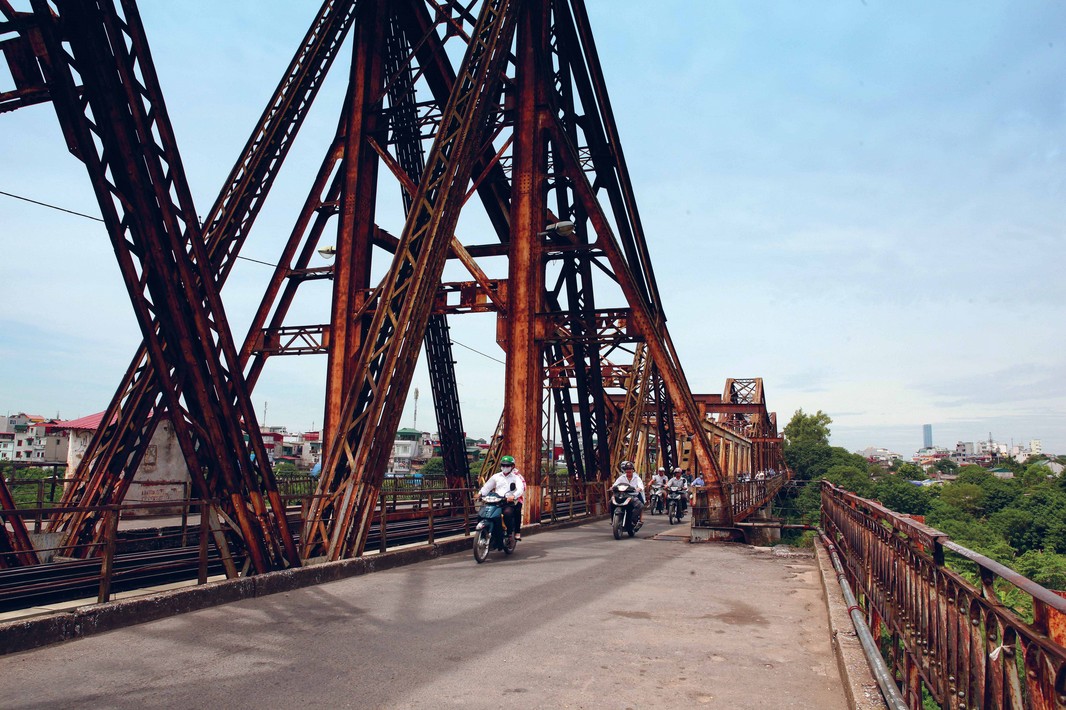 french colonial long-bien-bridge-hanoi vietnam guide maps hanoi tourist attractions hanoi tourist information top things to do in hanoi tours 23