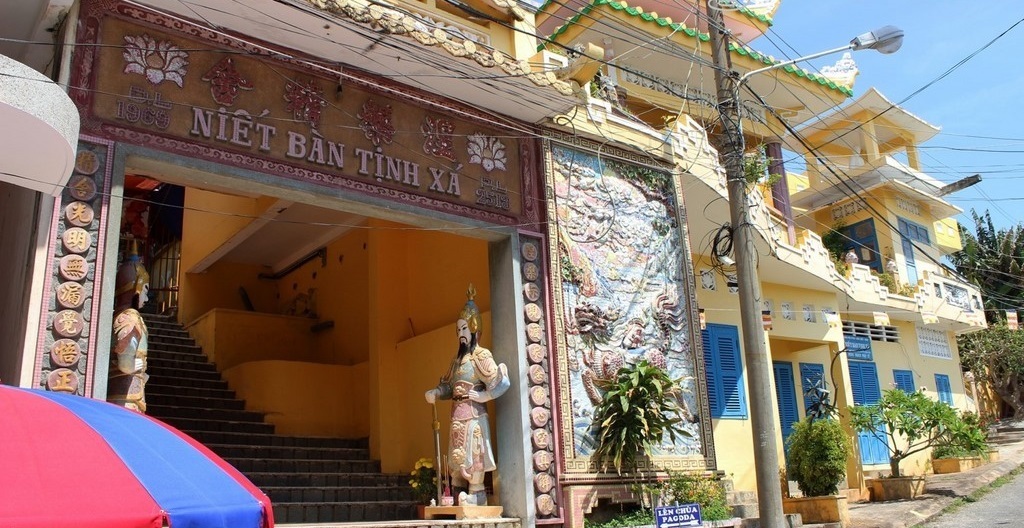 The gate of Niet Ban Tinh Xa pagoda