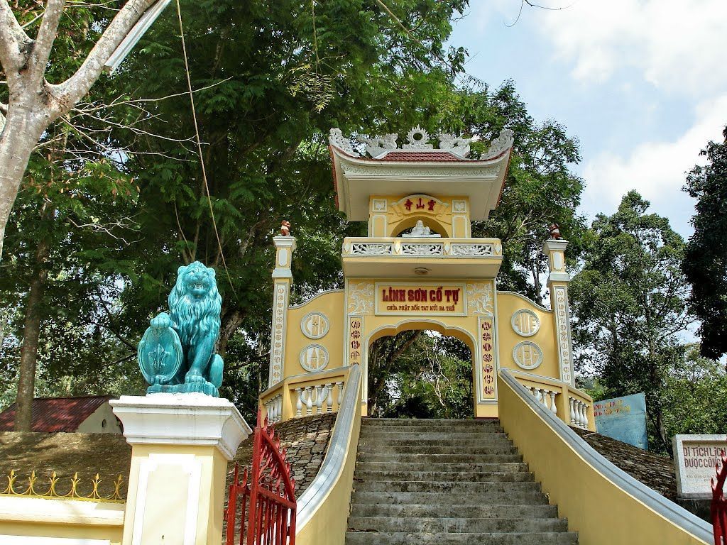 gate of The Epigraphic of Linh Son vung tau tourist attraction