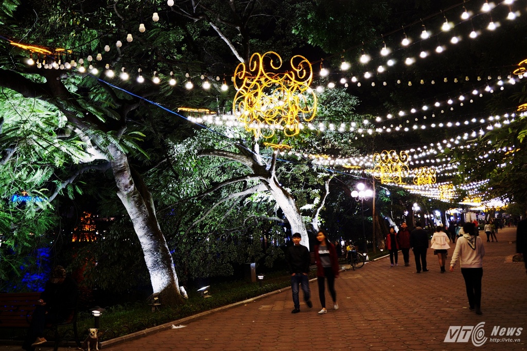 hoan kiem lake hanoi at night 3