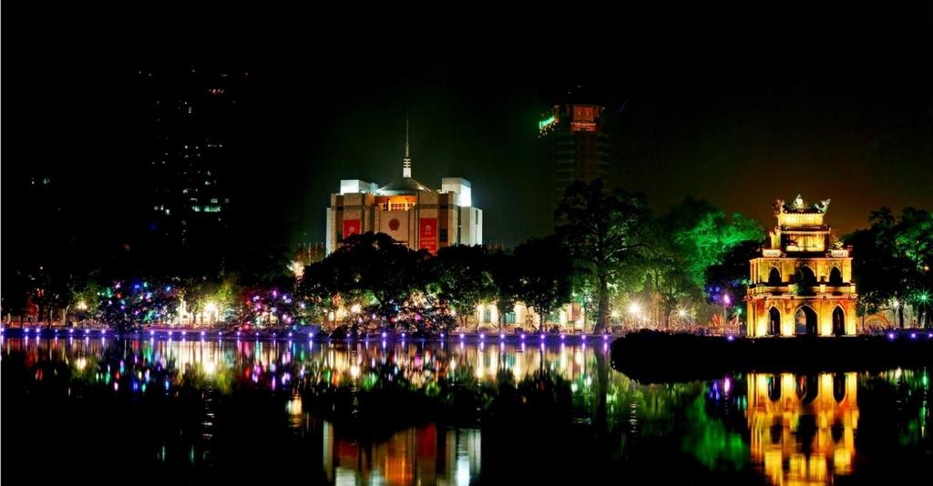 hoan kiem lake hanoi at night