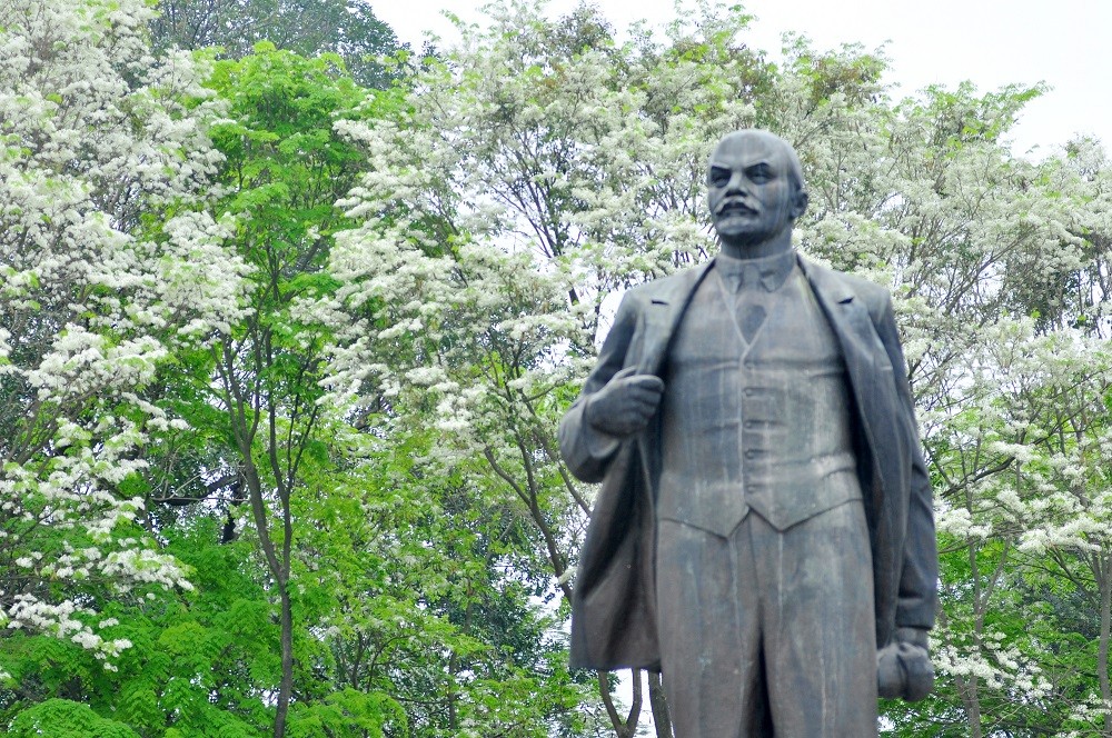 lê nin statue ha noi travel guide