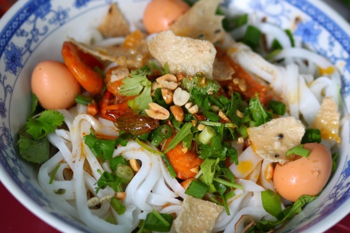 quang noodles hoi an travel things to do 36
