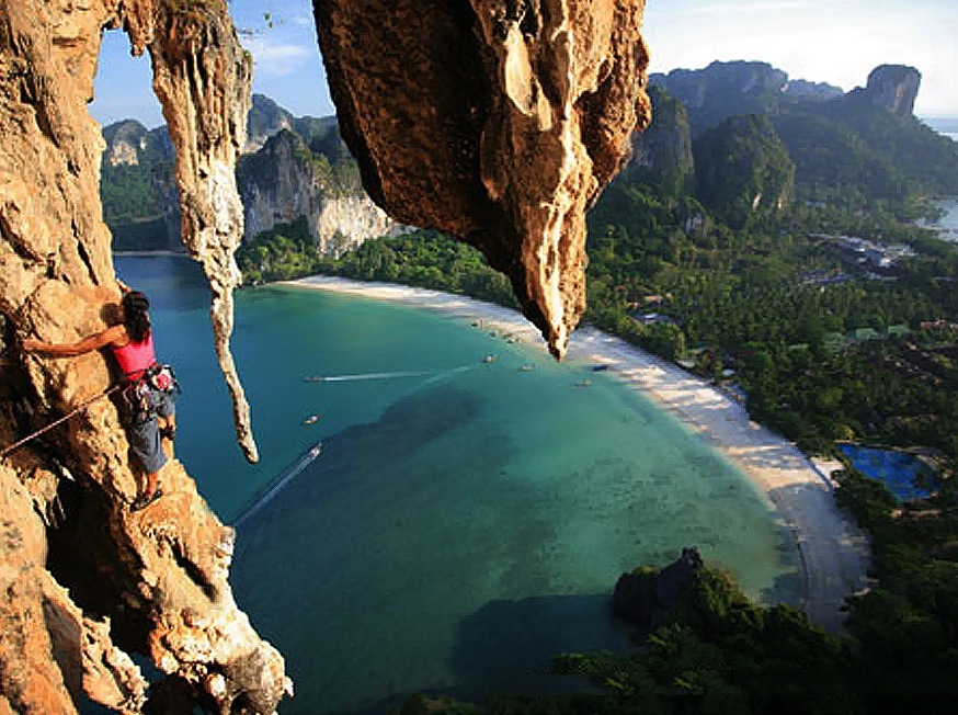 Mountain climbing in Krabi Photo: roomsatkrabi 