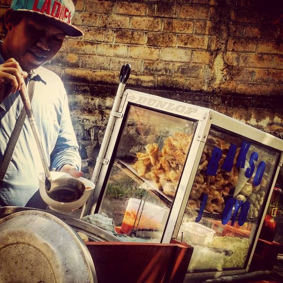 sampling some Baksur Urat from the streets