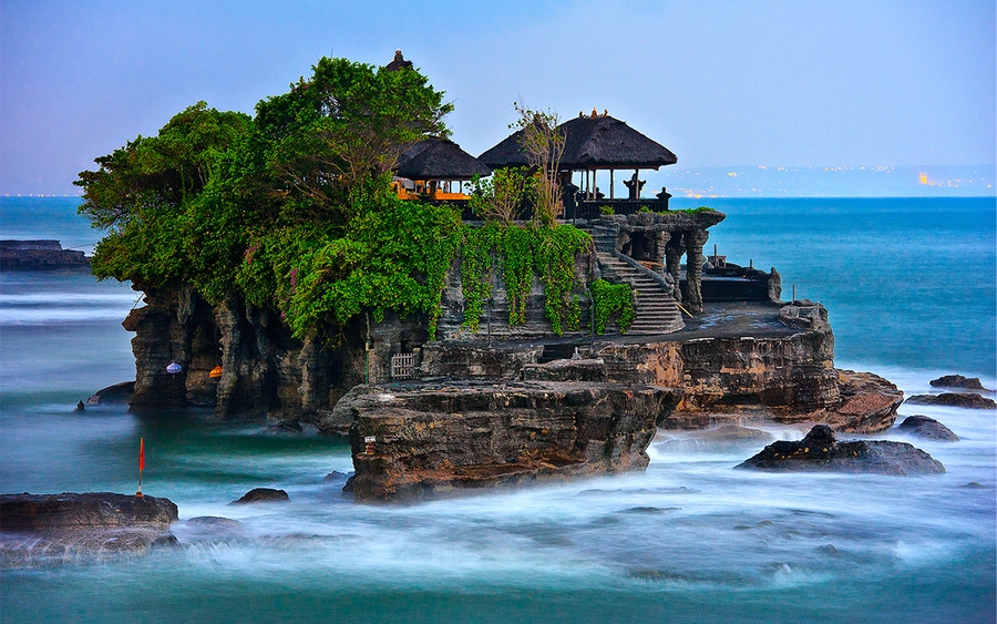 Tanah Lot Temple in the sunset. Photo: bestprice.vn
