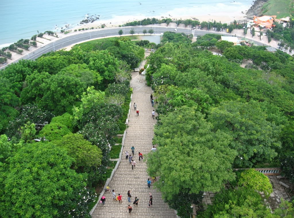 The path leading to the statue of Jesus