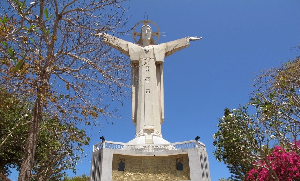 the statue of jesus tourist attraction in vung tau