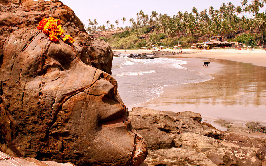 F0G3DP Shiva Rock Carving at Vagator Beach Goa India. Credit image © Mike V / Alamy Stock Photo
