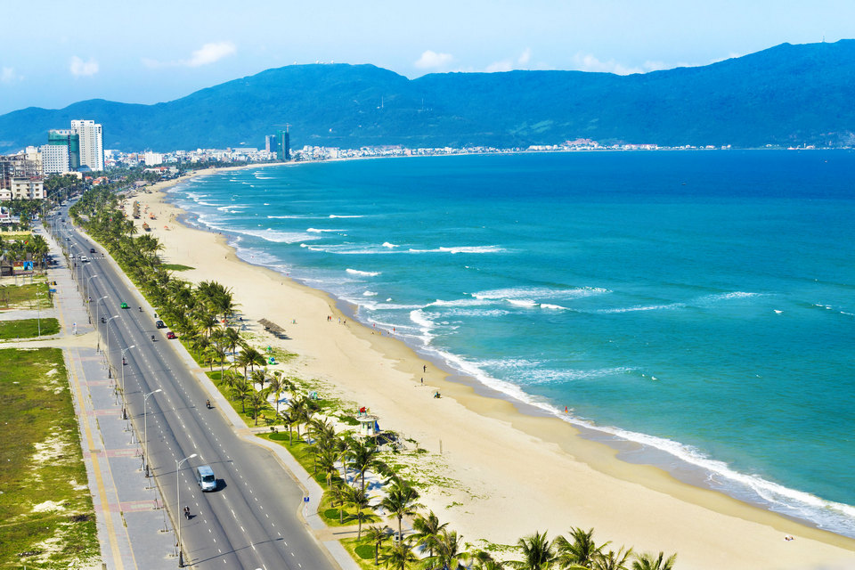 Danang-beach-stretching-nearly-60km-usually-located-in-the-resort-of-Da-Nang_fivebest_tropicallife