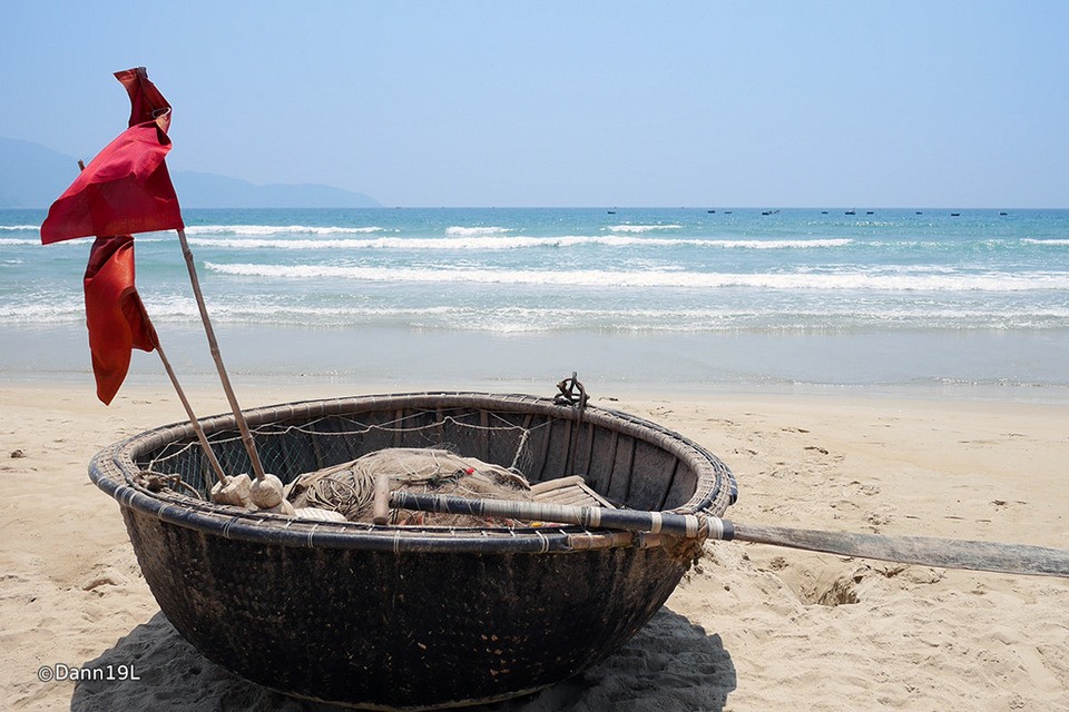 non-nuoc-beach-boat-view