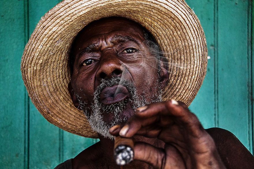 Cuban Smoking A Cohibas