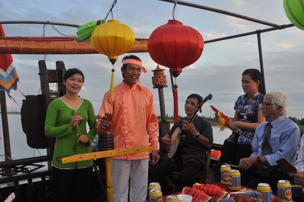 Folksong singing and Repartee chanties on a boat on Hoai River - Hoi An Photo: laodong.com.vn