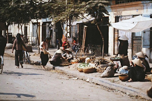 Street vendors on the street of Nguyen Khac Can