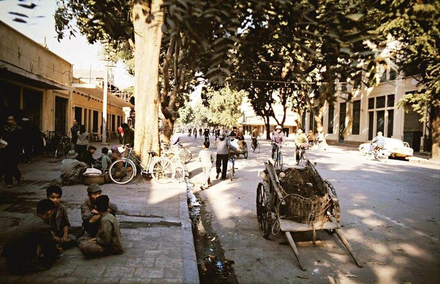 I bet a lot of people could not recognize this street. This is Ngo Quyen street of about 40 years ago. You can see clearly the amount and density of vehicles on the street