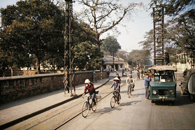 A photo shows the train on the streets of Ton Duc Thang and Nguyen Thai Hoc Photo: soha.vn