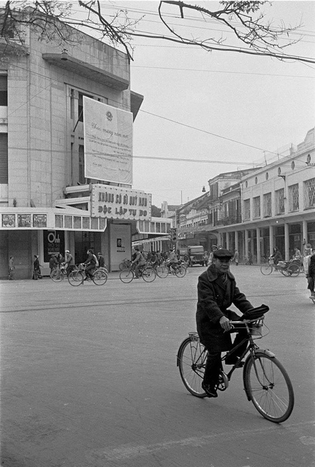 The crossroad of Hang Khay (Trays street) and Trang Tien