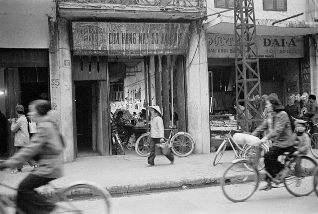 This is exactly the streets of Hang Ngang (Transversal Street) and Hang Dao (Silk/Dyer Street)