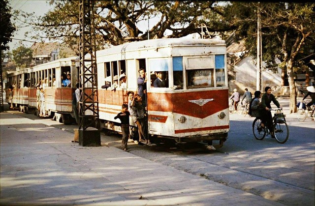 The photo of the train at the area of Hoan Kiem Lake