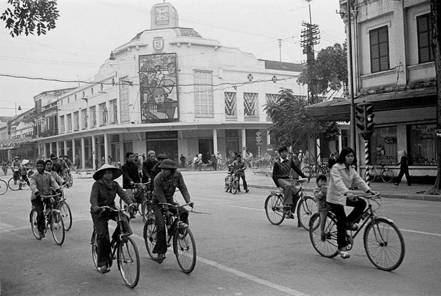 The street of Hang Bai and Hang Khay (trays) in 1979