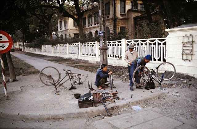 You can hardly see this moment of people fixing their bicycles on the street as they all use motorbikes and cars nowadays Photo: soha.vn