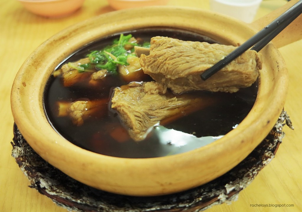 Bak Kut Teh is a must-eat dish when you come to Singapore.
