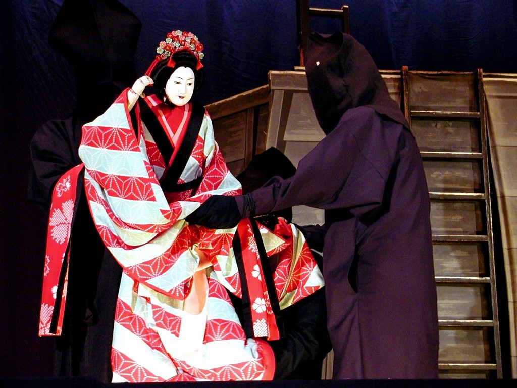 Bunraku traditional puppet performance Photo: flickr