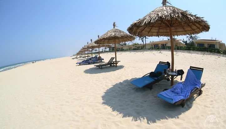 Non Nuoc has a gentle slope, calm waves, and crystal-clear blue water