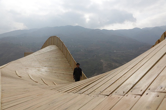Undulating pedestrian bridge Yunan China