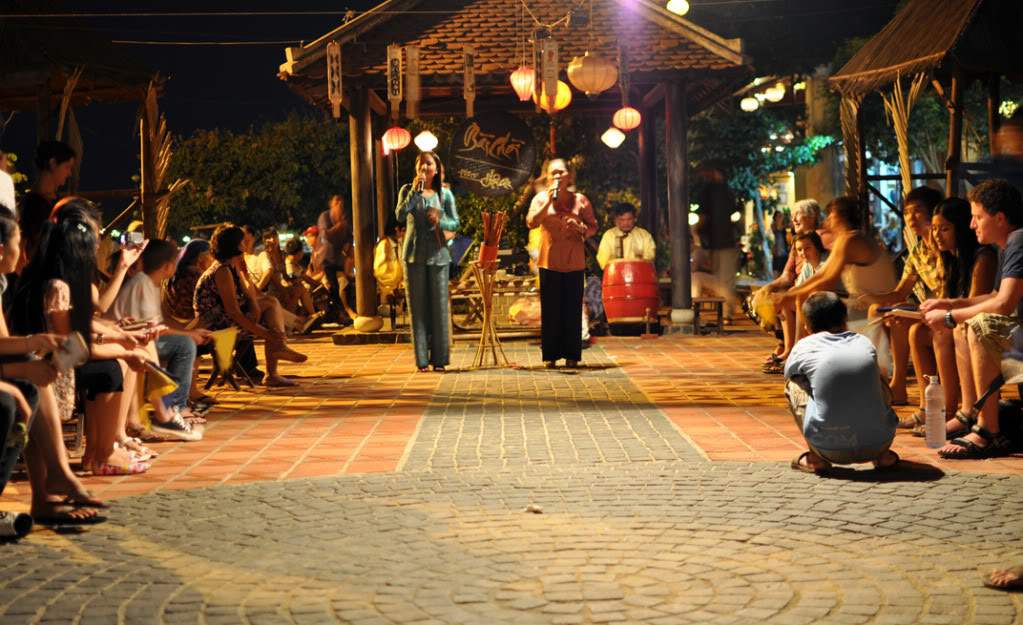"Bai Choi" singing and game in Hoi An Photo: photobucket