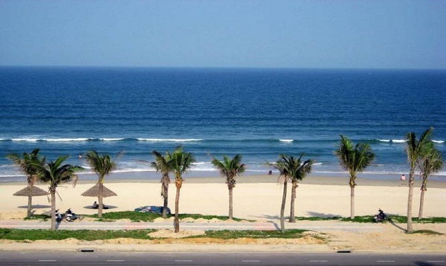 Beach in Pham Van Dong park is a wide beach, but not very deep so it is very safe and convenient for visitors.