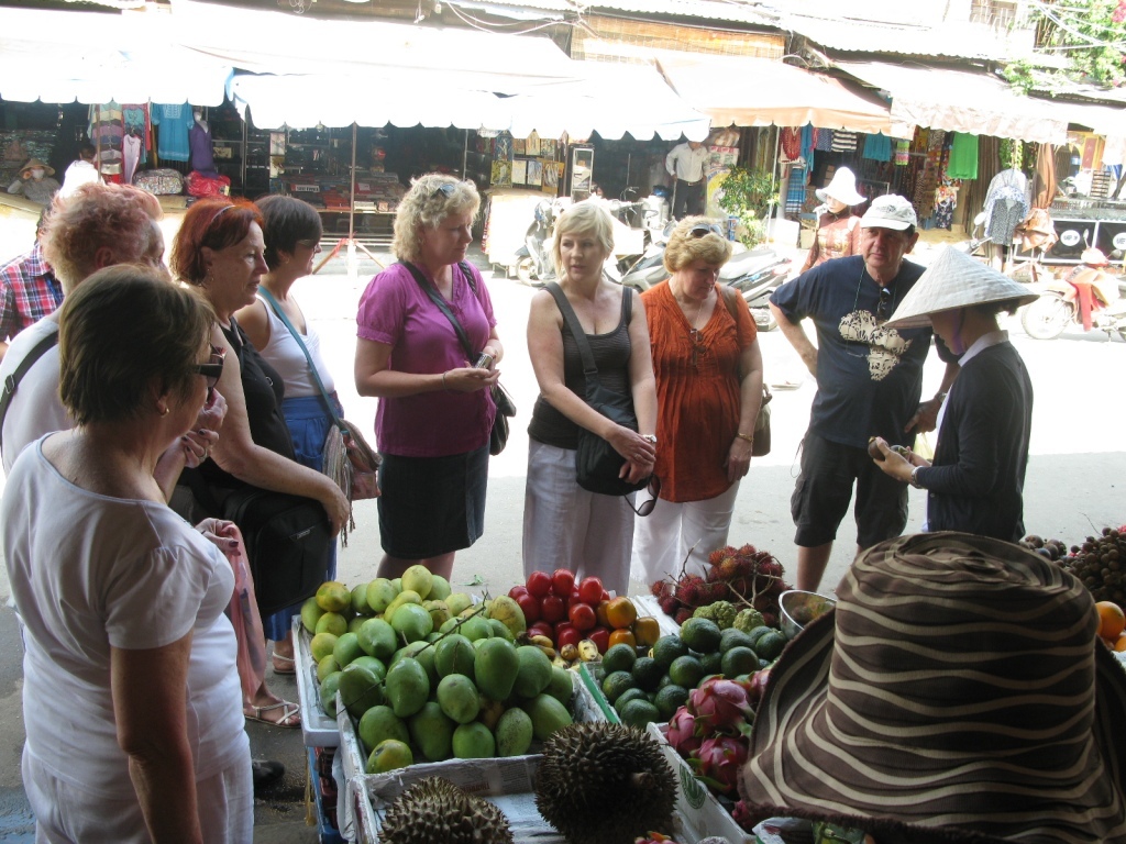 Tourists are taken to the local market to purchase raw ingredients first Photo: hoianfoodtour
