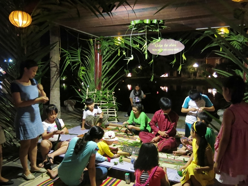 Visitors enjoy making decorations from coconut leaves Photo: dantri4.vcmedia