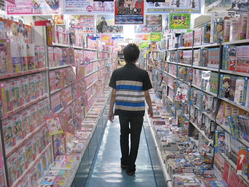 A visitor walking between the shelves of hundreds of manga (comic books in Japanese) Photo: jamonenjapon