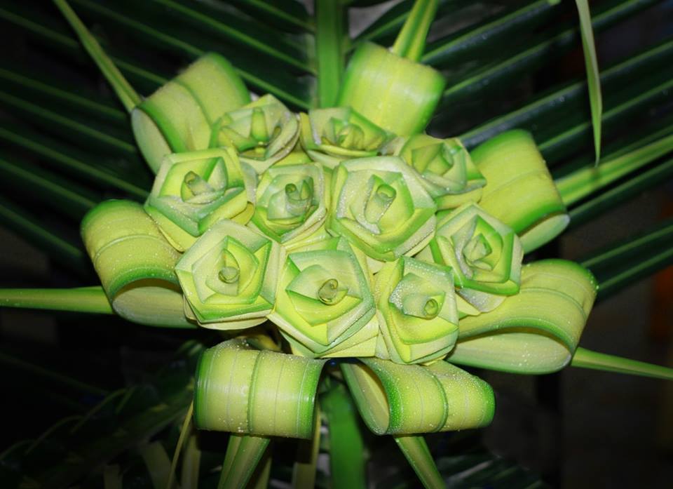 Flower bouquet made from coconut leaves Photo: thieunien.vn