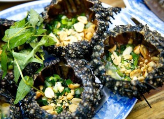 The creamy yellow color of well done meat going well with the green color of onion leaves makes urchin so attractive