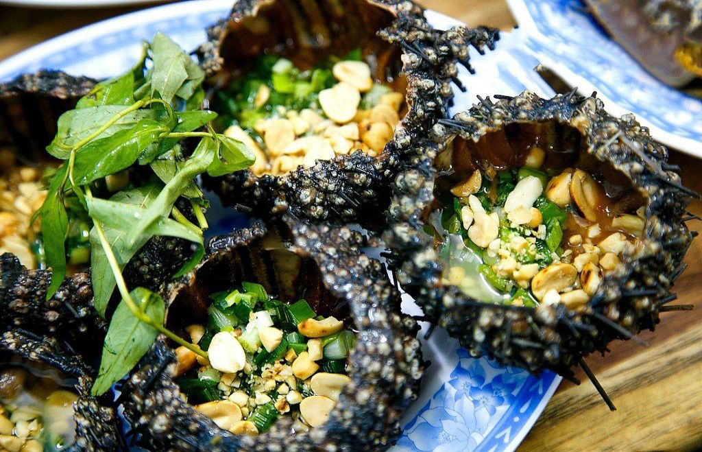 The creamy yellow color of well done meat going well with the green color of onion leaves makes urchin so attractive