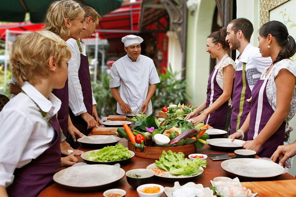 After buying all necessary ingredients, they are taught the dishes they registered in the beginning of the class Photo: grayline.com
