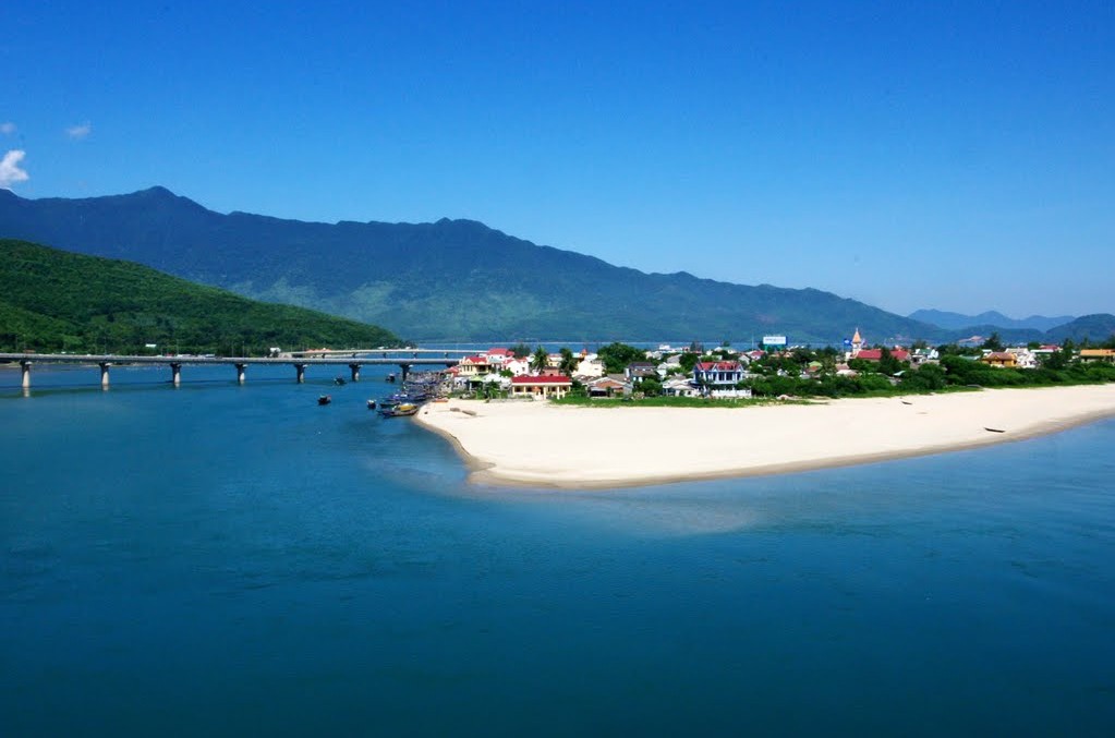 lang co beach hue vietnam