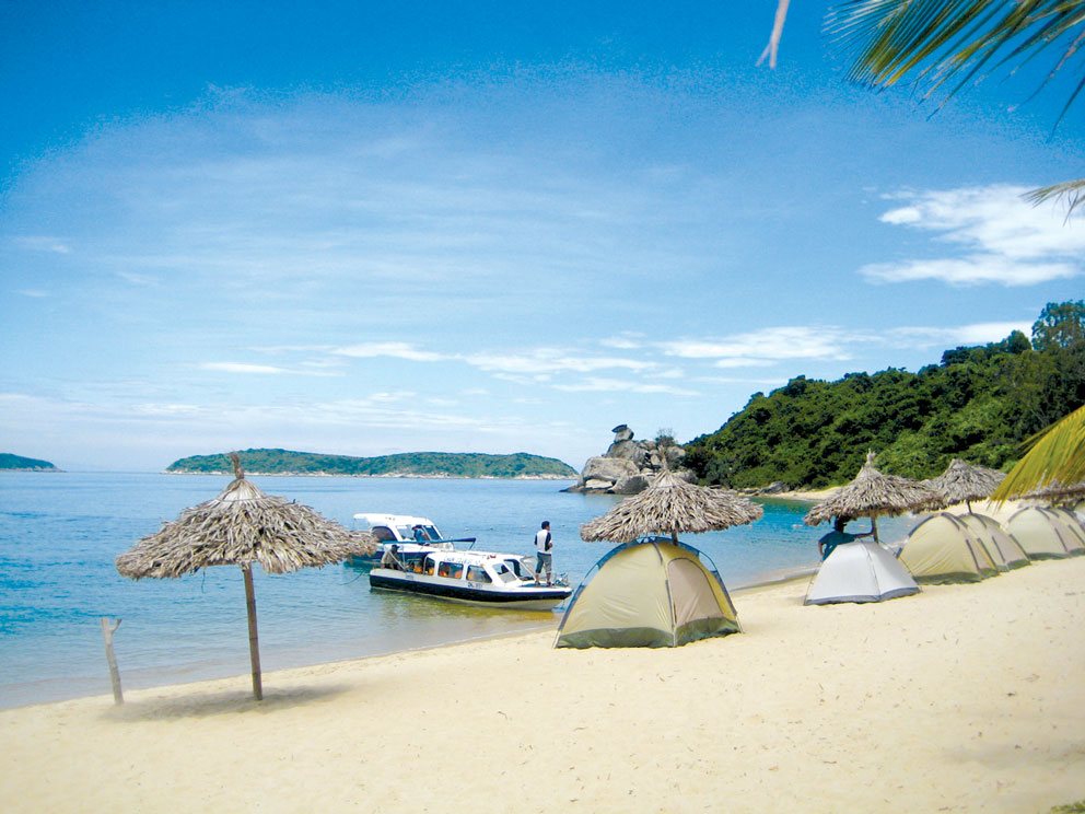 Camping at Cu Lao Cham with a stunning view straight to the ocean Photo: tourdananggiare.net