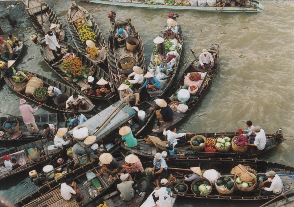 Phung Hiep floating market in Hau Giang. Photo: cabarettravel.com