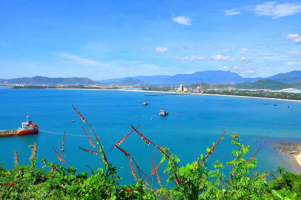Nam O has a moderate slope with clear blue water and white sand