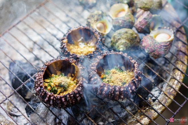 Onion-grilled sea urchin