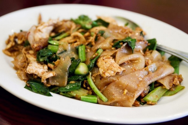 Pad See Ew (Stir-Fried Noodles with Soy Sauce)