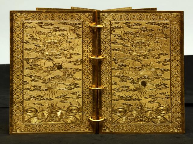 PRECIOUS ROYAL BELONGINGS of nguyen dynasty in Hue vietnam
