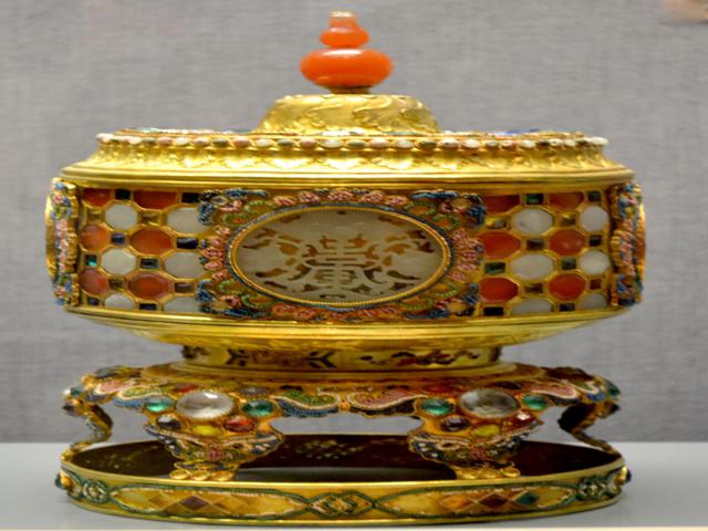 PRECIOUS ROYAL BELONGINGS of nguyen dynasty in Hue vietnam