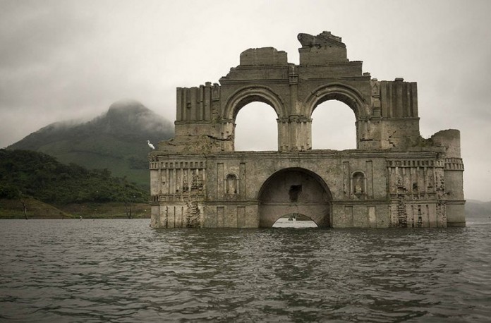 the colonial-church-emerges-water-resevoir-temple-santiago-quechula-in-mexico 1 400-Year-Old Colonial Church Emerges From Waters In Mexico