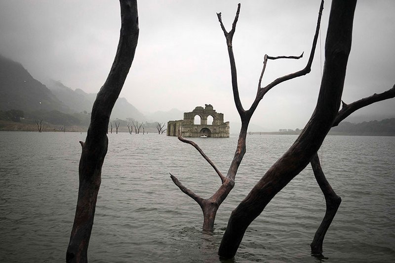 the colonial-church-emerges-water-resevoir-temple-santiago-quechula-in-mexico 6