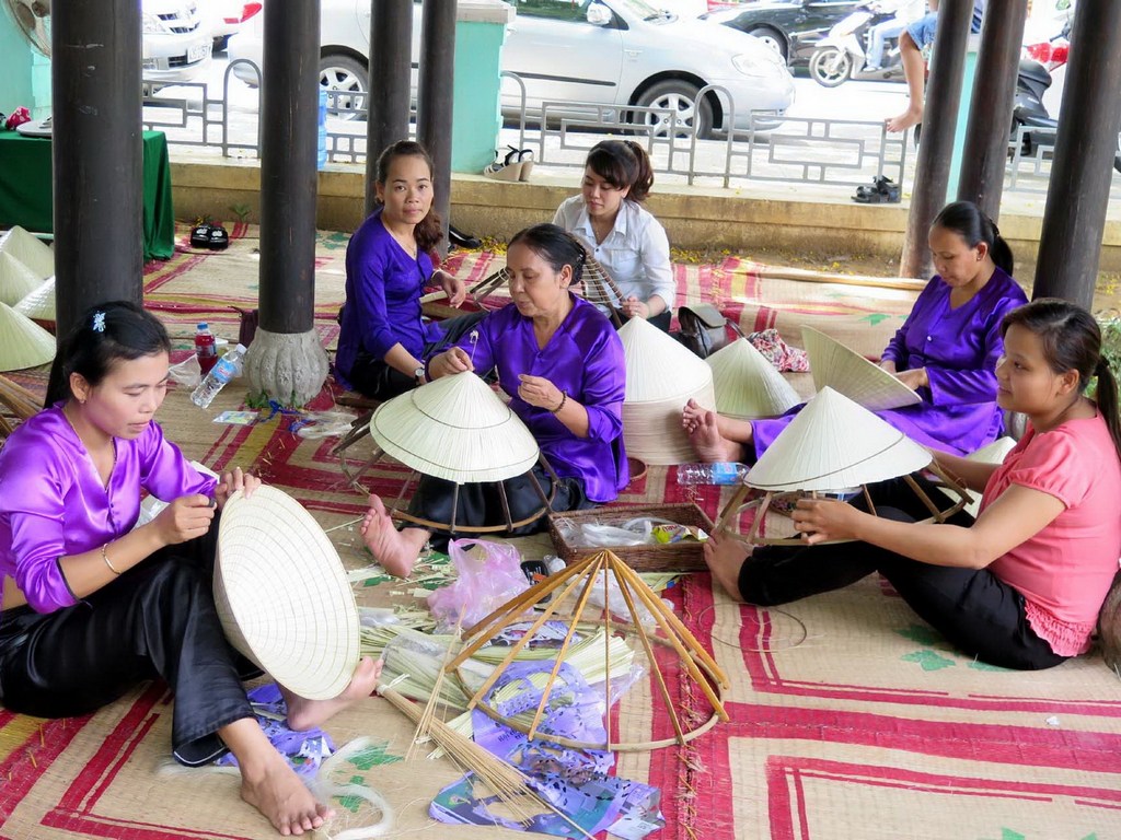 Tourists have a chance to experience the working atmosphere of artisans at Hoi An Art Craft Manufaturing Workshop Photo: dulich-hoian.net